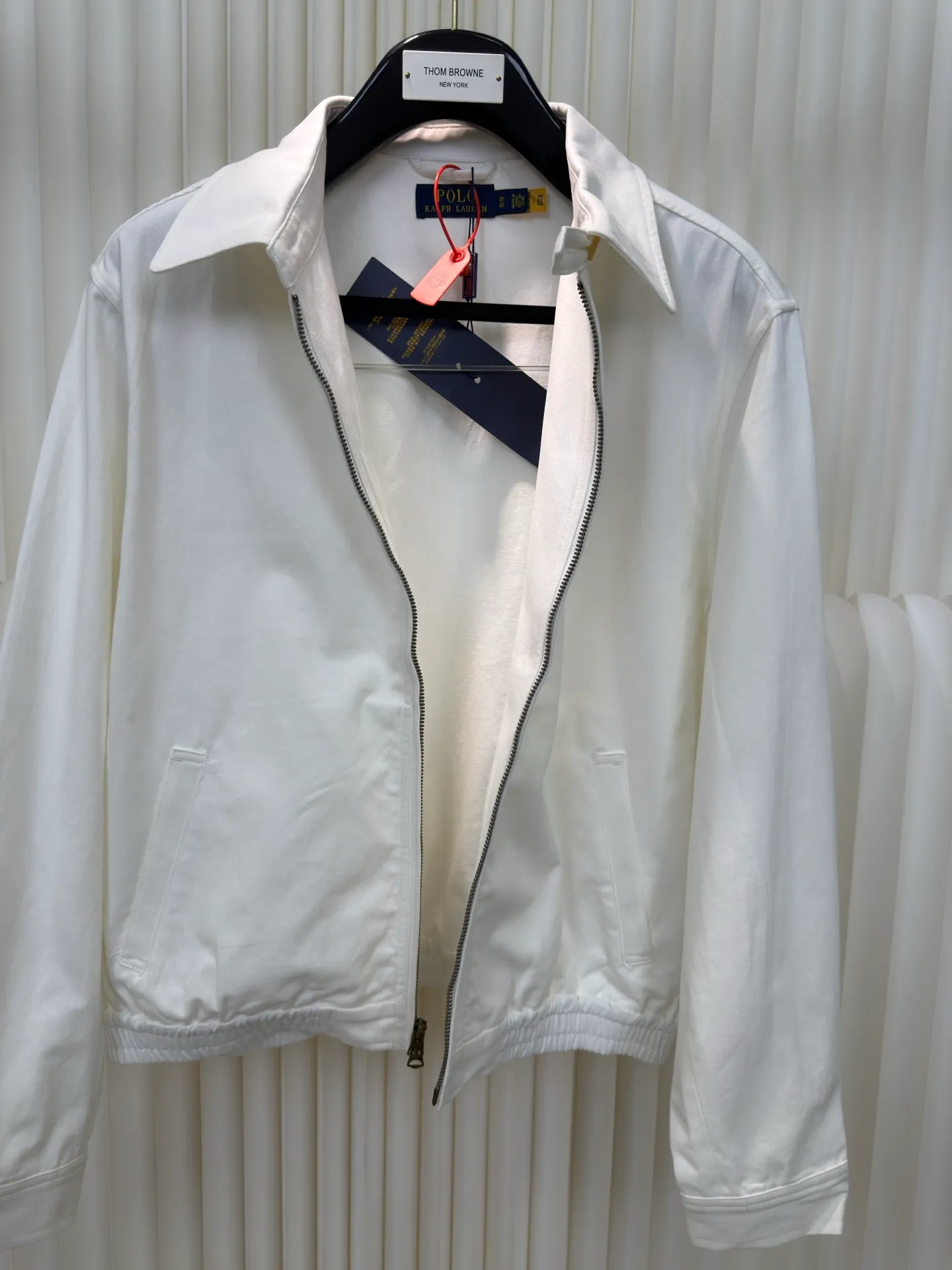 P490 Ralph Lauren embroidered zipper jacket. Customized cloud-velvet white twill cotton. Soft and silky. Comfortable against the skin. Dressed in pure white. Exuding innate elegance. Exquisite indigo pony logo embellished with it. Fully recognizable. Bringing a breath of freedom and vitality. Pure and smart color symphony. Reconstructing classics with neat silhouettes. Defining modern relaxation with versatile genes. Using imported machine embroidery technology. Using advanced computer control systems and precision mechanical components. Realize the iconic pony embroidery operation with high precision and smooth and delicate lines. Template machine bag opening. Preset templates guide the position, shape and size of the bag opening. Accuracy ensures the quality of the bag opening effect. The hem is made in one go using a three-needle waist-drawing machine. The elastic band and fabric are sewn together in the same process using the machine's special needle position and feeding mechanism. The three-needle design is stronger and can evenly distribute pressure to ensure that the elastic band and the fabric are tightly fitted. The fabrics have been washed. Better feel and texture, not easy to deform, not easy to shrink, not easy to fade, maintain long-term beauty, size: S M L XL